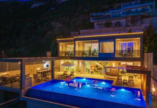 Villa with Sea View and Private Pool for Large Families - 2