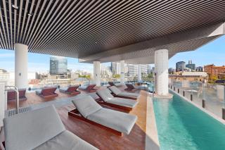 High-Rise 1-Bed Apartment Near Brisbane CBD - 0