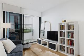 High-Rise 1-Bed Apartment Near Brisbane CBD - 8