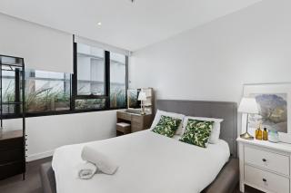 High-Rise 1-Bed Apartment Near Brisbane CBD - 6