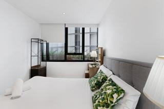 High-Rise 1-Bed Apartment Near Brisbane CBD - 5