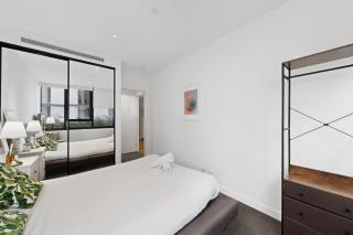 High-Rise 1-Bed Apartment Near Brisbane CBD - 3