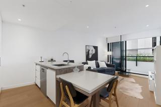 High-Rise 1-Bed Apartment Near Brisbane CBD - 2