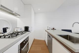 High-Rise 1-Bed Apartment Near Brisbane CBD - 1