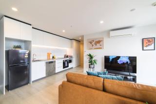 2BR with Balcony in Christchurch CBD - Sleeps 4 - 1