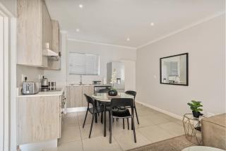 Sandton Grand 2-bed at Middle 2 - 6