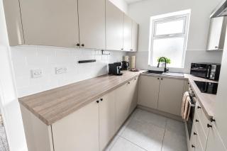 Central 5BR Sleeps 14 - Free Parking & Games Room - 3