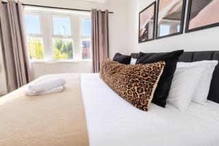 Central 5BR Sleeps 14 - Free Parking & Games Room - 4