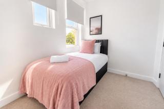 Central 5BR Sleeps 14 - Free Parking & Games Room - 5