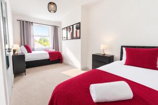 Central 5BR Sleeps 14 - Free Parking & Games Room - 2