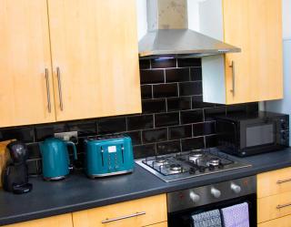 Barry Vibes 3BR House by The One Retreats Short Lets & Serviced Accommodation Barry close to Barry Island - 1