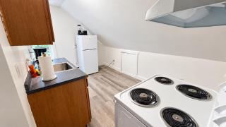 One-Bedroom Apartment with Private Kitchen and Free Parking - 3