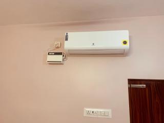 AISHWARYA HOME STAY Double bed 2 nd floor no lift - 6