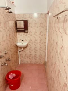 AISHWARYA HOME STAY Double bed 2 nd floor no lift - 3