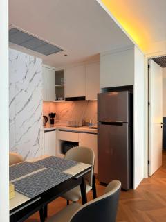 Sunshine Two Bedroom Pool Access Apartment - 5