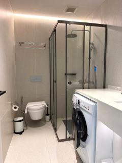 Sunshine Two Bedroom Pool Access Apartment - 4