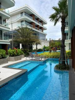 Sunshine Two Bedroom Pool Access Apartment - 8