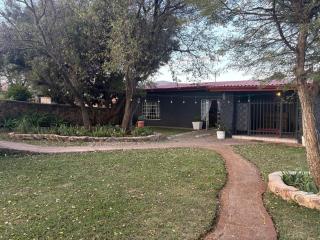 At Ease Road Lodge - Zeerust - 8