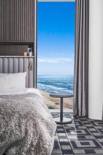 Whole-Floor Designer Beachfront 4BR, Pool, Lift - 7