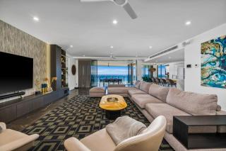 Whole-Floor Designer Beachfront 4BR, Pool, Lift - 9