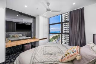 Whole-Floor Designer Beachfront 4BR, Pool, Lift - 3