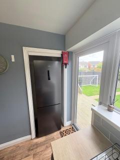 Modern 3-Bed Detached House with Private Driveway - 7