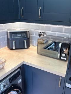 Modern 3-Bed Detached House with Private Driveway - 5