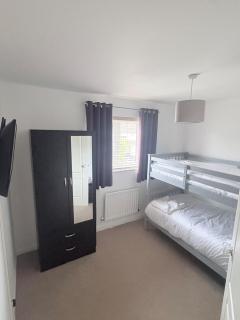 Modern 3-Bed Detached House with Private Driveway - 4