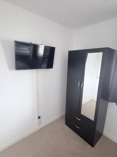 Modern 3-Bed Detached House with Private Driveway - 1