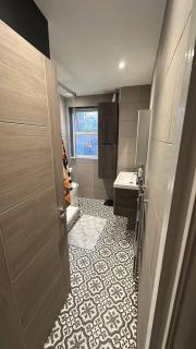 Cozy, Renovated Apartment Room in Historic Croydon Old Town - 6