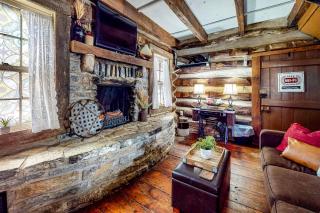 Rustic Pet-Friendly Cabin on Main Street in Augusta, Kentucky - 4