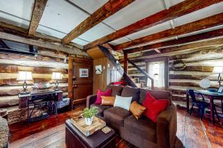 Rustic Pet-Friendly Cabin on Main Street in Augusta, Kentucky - 2