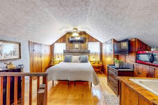 Rustic Pet-Friendly Cabin on Main Street in Augusta, Kentucky - 1