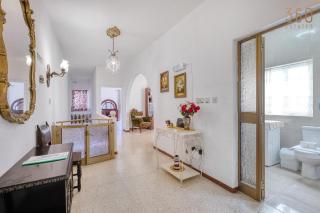 3-Bed Maltese Home in Luqa, Mins to the Airport - 3