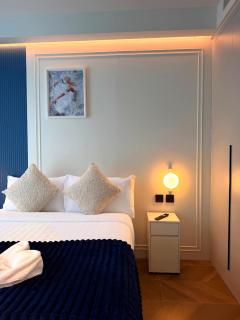 Sunshine Two Bedroom Pool Access Apartment - 5