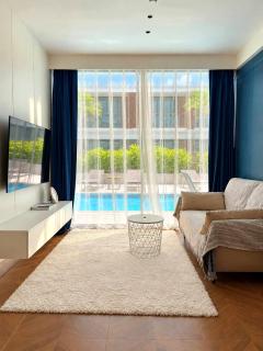 Sunshine Two Bedroom Pool Access Apartment - 2