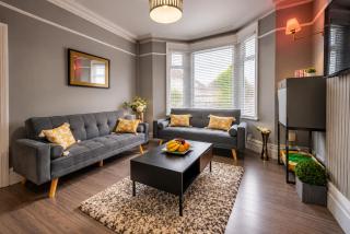 3BR 2Bath Home with Hot Tub Games Room By Stadium with Fast WiFi & Free Parking - 3