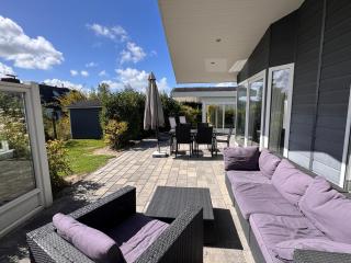 EuroParcs Schoneveld Breskens Chalet Meer und Sonne mit Zaun Haus Nr J253 - 9