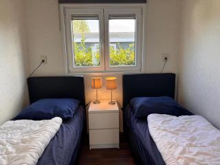 EuroParcs Schoneveld Breskens Chalet Meer und Sonne mit Zaun Haus Nr J253 - 1
