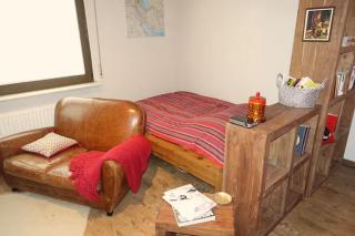 Cosy studio steps from train station - 5