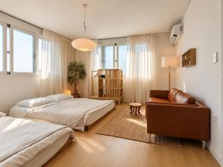 New JAJA Haenggung, SuwonㅣNext to Hwaseong Fortress ㅣ 165 sqm Large SpaceㅣCozy Korean VibeㅣComfortable & Well-keptㅣUp to 16 guestsㅣ2 Free Parkingㅣ2 Bathrooms ㅣ Loved by many guests - 8