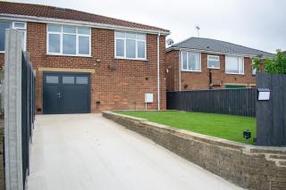 2-Bedroom with Driveway in West Yorkshire - 6