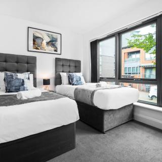 Stylish Three Bedroom House - City Centre - Parking - Garden & Balcony 19LL - 9