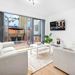 Stylish Three Bedroom House - City Centre - Parking - Garden & Balcony 19LL - 0