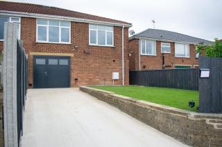 2-Bedroom with Driveway in West Yorkshire - 2