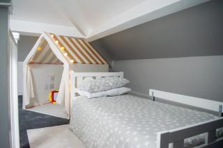 4-Bedroom Modern Home in West Yorkshire - 6