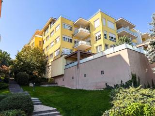 Spacious Apartment with Balcony - Private Garage Parking - 9