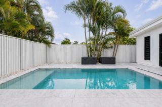 Family Oasis, Poolside Living & Great Location - Holiday Home - 6