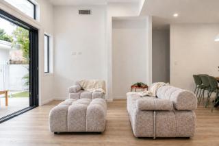 Family Oasis, Poolside Living & Great Location - Holiday Home - 2