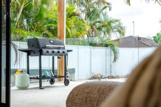 Family Oasis, Poolside Living & Great Location - Holiday Home - 3